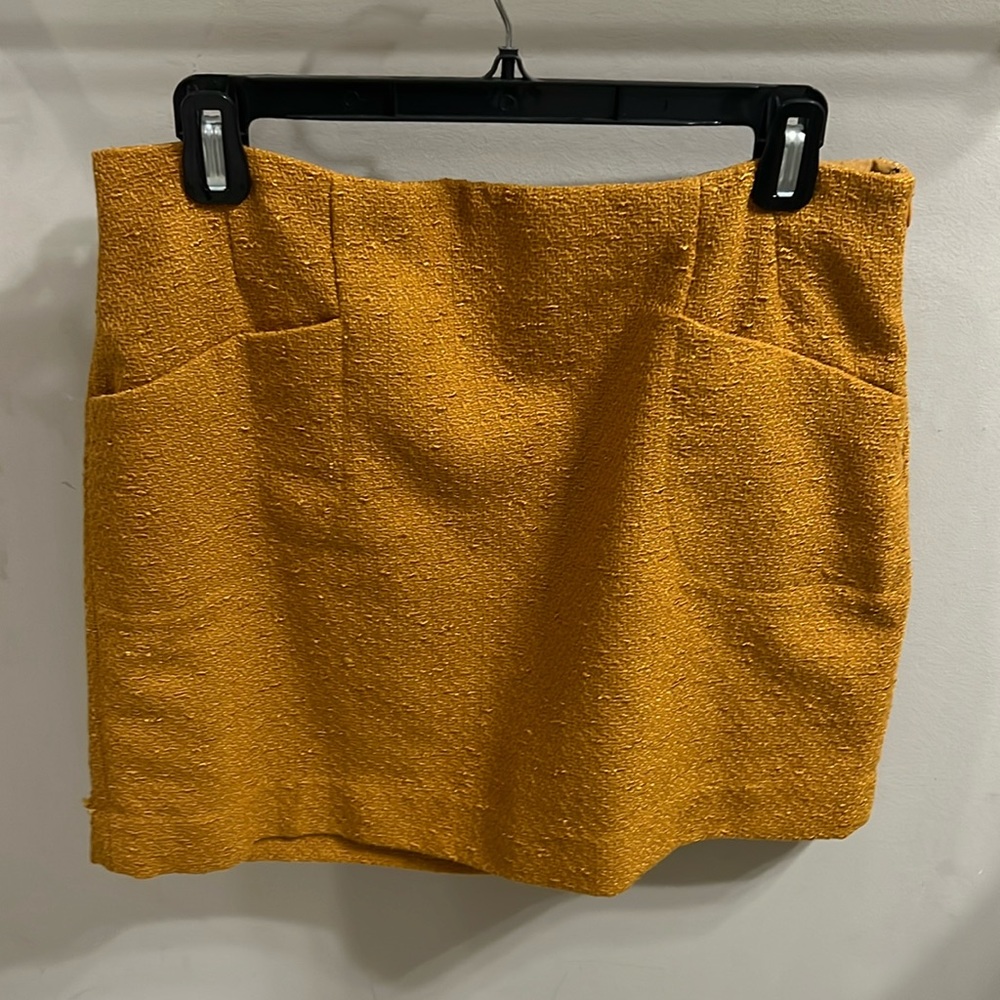 Women’s size 10 Outback Red skirt. Beautiful mustard yellow color :)